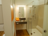 Geräumiges Bad mit Dusche