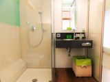 Große Dusche, XXL-Duschtücher, alles zum Wohlfühlen