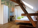 Das ganze Haus ist denkmalgerecht ausgebaut , gut gedämmt gegen Hitze und Kälte