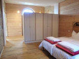 Naturholz auch im Schlafzimmer